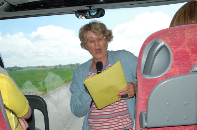 Lena Hellman inbjuder till allsång i bussen
