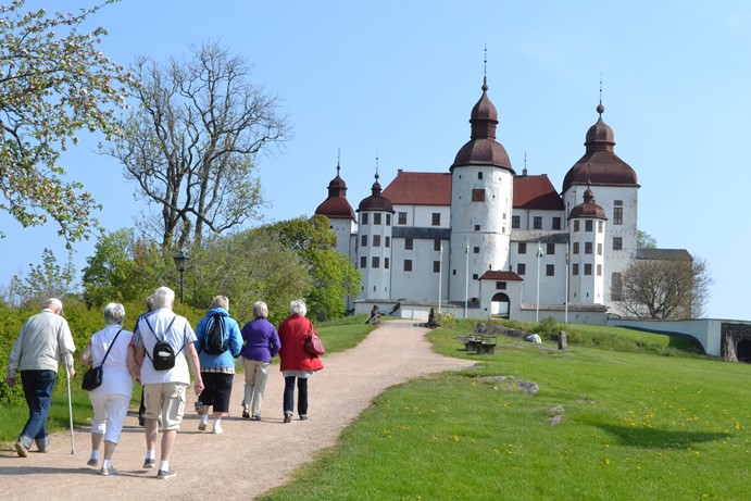På väg in i Läckö slott