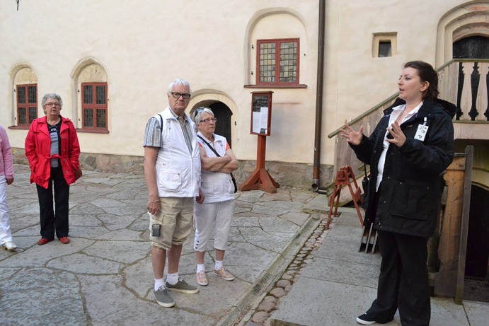 Samling inför guidning på Läckö slott