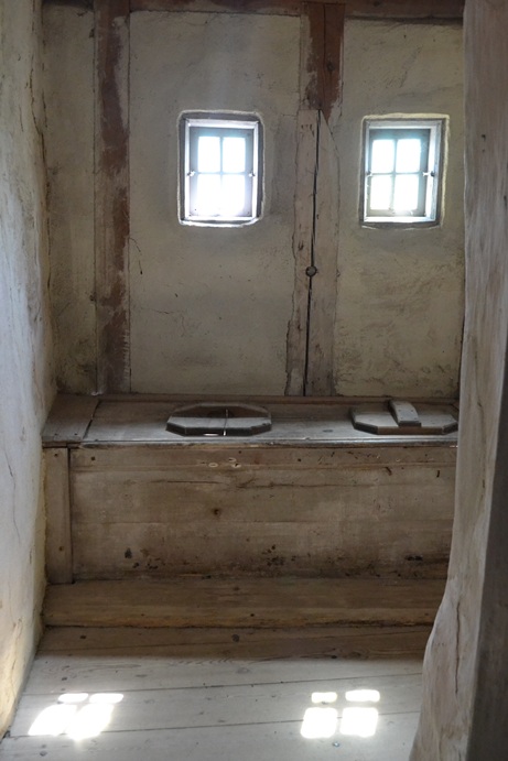 En av slottets gamla toaletter