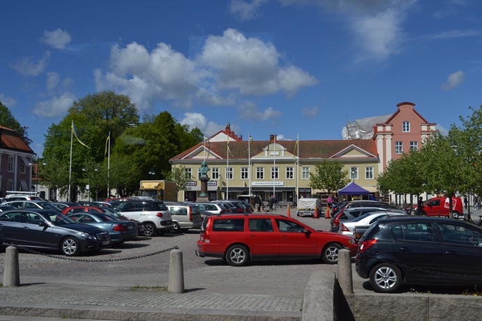 Torg i Alingsås med byst av Jonas Alströmer